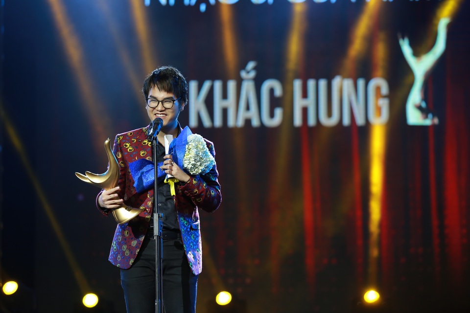 Nhạc sĩ Khắc Hưng chia sẻ: “Mỗi bước tôi từ dưới ghế đi lên đây giống như đi trên một hạt nước. Tôi xin cảm ơn các nhà báo đã tin tưởng bầu chọn cho tôi…”