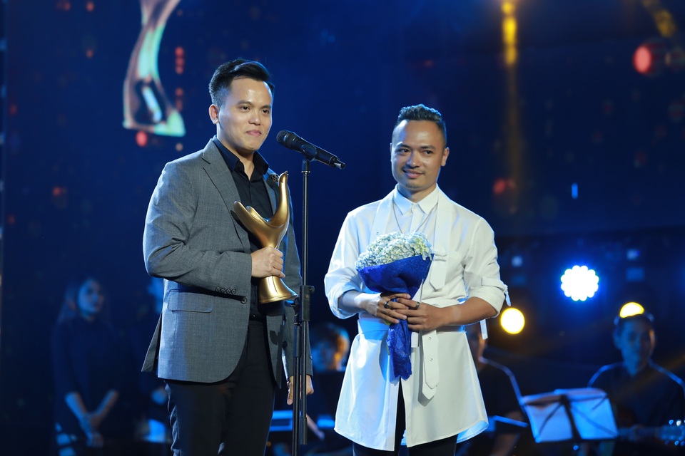 Dominik và Hoàng Quân ekip Bản Nguyên thay mặt ca sĩ Trần Thu Hà lên nhận Album của năm