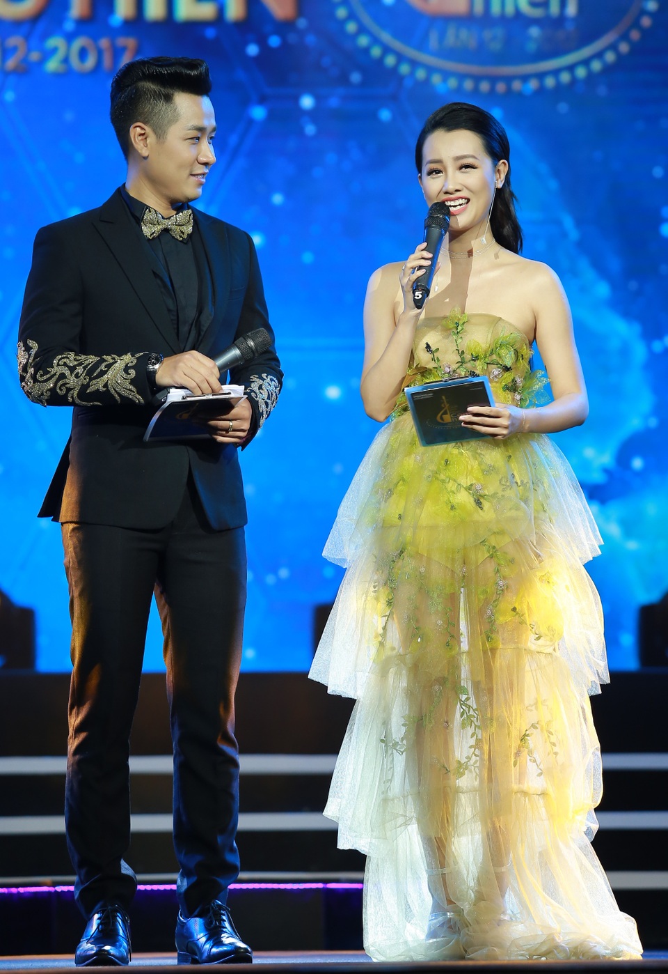 MC Nguyên Khang cùng MC Quỳnh Chi đảm nhận vai trò dẫn dắt tối nay. Cả hai diện trang phục “hoa lá” khá ăn ý khi tung hứng bên nhau.