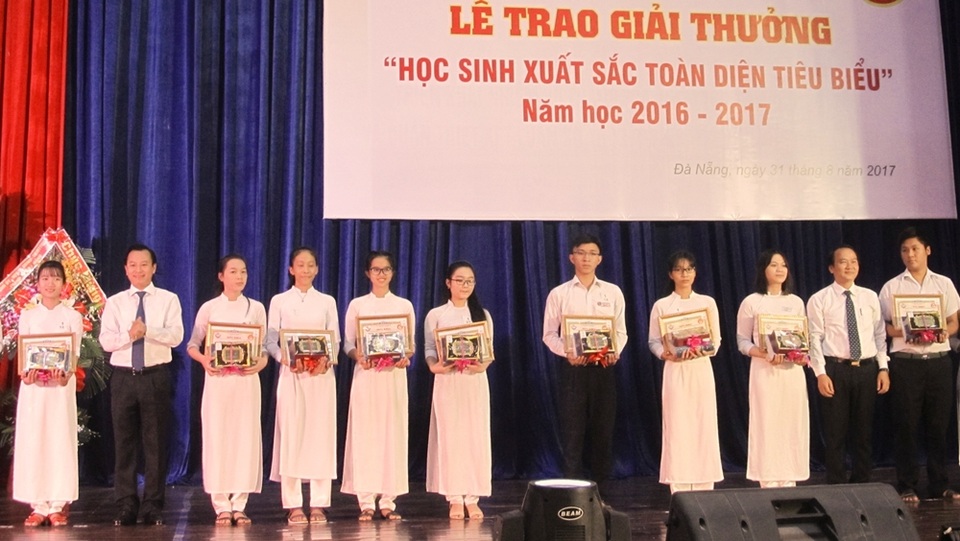 Đà Nẵng vinh danh học sinh xuất sắc toàn diện - 1 Các học sinh xuất sắc toàn diện tiêu biểu toàn TP Đà Nẵng vừa được trao giải thưởng