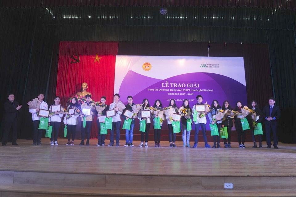 Trao giải thưởng cuộc thi Olympic Tiếng Anh THPT thành phố Hà Nội - 2 Trao giải cho các thí sinh đạt giải Nhất cuộc thi Olympic Tiếng Anh THPT năm học 2017 - 2018.