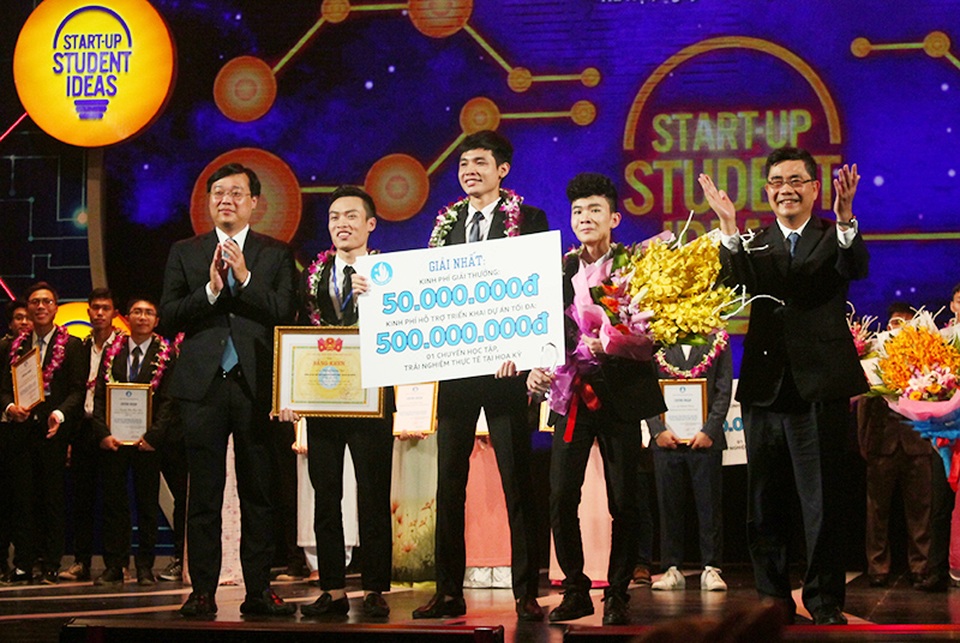 Giành giải nhất "Ý tưởng khởi nghiệp", SV Thái Nguyên nhận 550 triệu đồng cho dự án - 3 Nhóm 3 sinh viên ĐH Công nghệ thông tin và truyền thông Thái Nguyên (ở giữa ảnh) đoạt giải Nhất cuộc thi Ý tưởng sáng tạo khởi nghiệp sinh viên. Các bạn có 50 triệu đồng tiền mặt cùng số vốn hỗ trợ tối đa là 500 triệu đồng từ ban tổ chức cuộc thi để triển khai dự án.