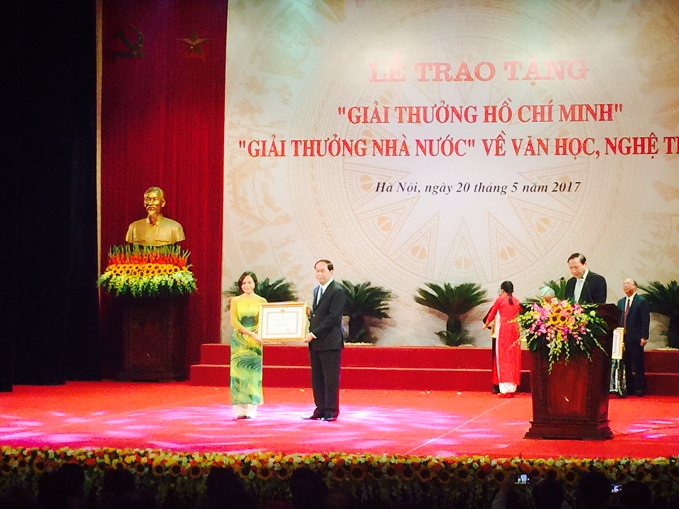 Trao tặng Giải thưởng Hồ Chí Minh về văn học, nghệ thuật - 2 GT.TS Trần Đại Quang - Ủy viên Bộ Chính trị, Chủ tịch nước trao tặng “Giải thưởng Hồ Chí Minh” về văn học, nghệ thuật cho đại diện gia đình cố nhà thơ Xuân Quỳnh.