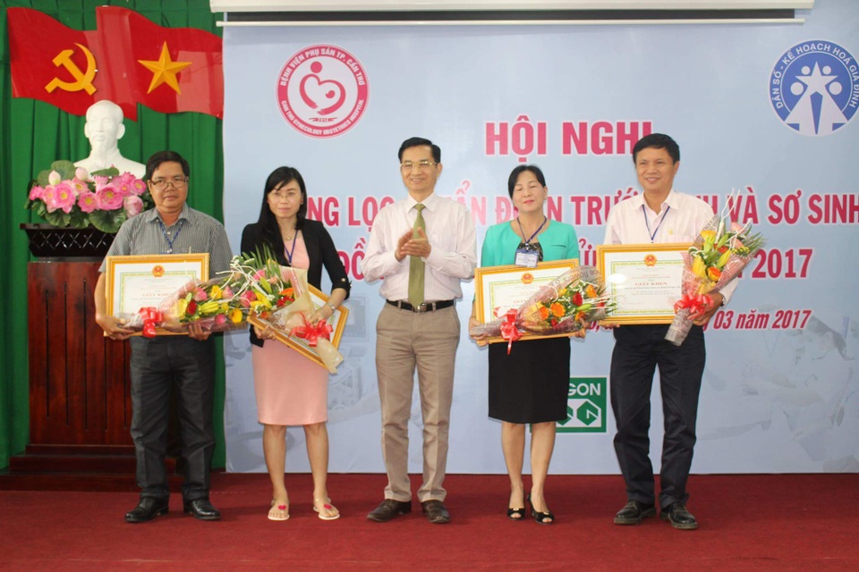 Cần Thơ: Sàng lọc sơ sinh phát hiện hàng trăm trẻ có nguy cơ cao - 1 Ông Trần Cảnh Nhạc, Phó tổng cục trưởng Tổng cục Dân số - KHHGĐ tặng giấy khen cho các tập thể có thích tốt trong năm qua