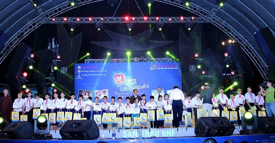 Đà Nẵng: Trao 130 suất học bổng đến các học sinh vượt khó học giỏi - 2
Chương trình “Hành trình kết nối yêu thương” do Quỹ Bảo trợ trẻ em Việt Nam vừa diễn ra tại Đà Nẵng