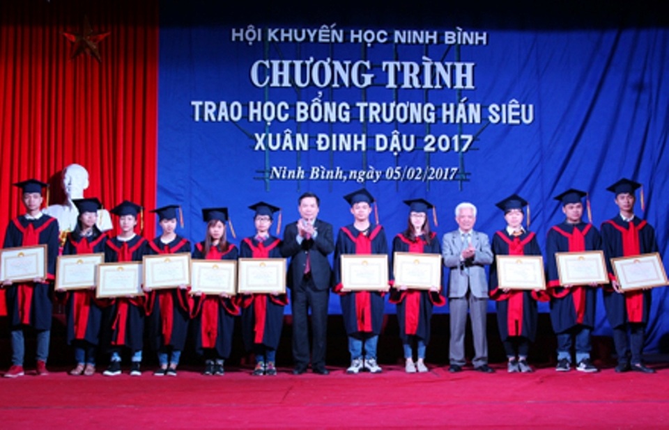 Ninh Bình: Trao học bổng Trương Hán Siêu tới học sinh nghèo vượt khó - 1 Lãnh đạo UBND tỉnh cùng Hội khuyến học Ninh Bình trao học bổng Trương Hán Siêu cho các em học sinh (ảnh: Báo Ninh Bình)