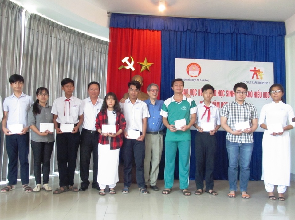 Các học sinh, sinh viên vừa được trao học bổng trong ngày 9/4