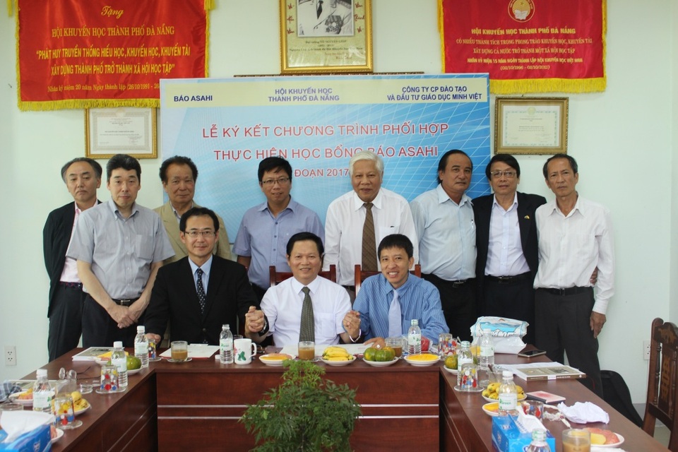Báo Asahi dành 30 suất học bổng cho học sinh Đà Nẵng du học tại Nhật - 1 Lễ ký kết giữa báo Asahi và Hội Khuyến học Đà Nẵng