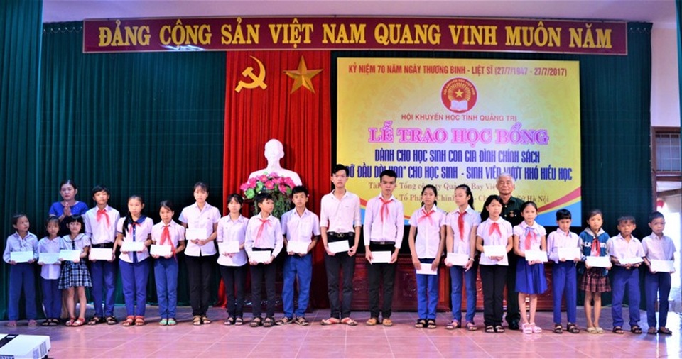 Quảng Trị: Trao hơn 100 suất học bổng cho học sinh gia đình chính sách, hộ nghèo - 1 Học sinh con em các gia đình chính sách, có thành tích cao được nhận học bổng