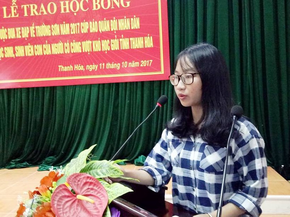 Em Lê Thị Minh Hương, sinh viên trường ĐH Y Hà Nội bày tỏ lòng biết ơn đến Ban tổ chức