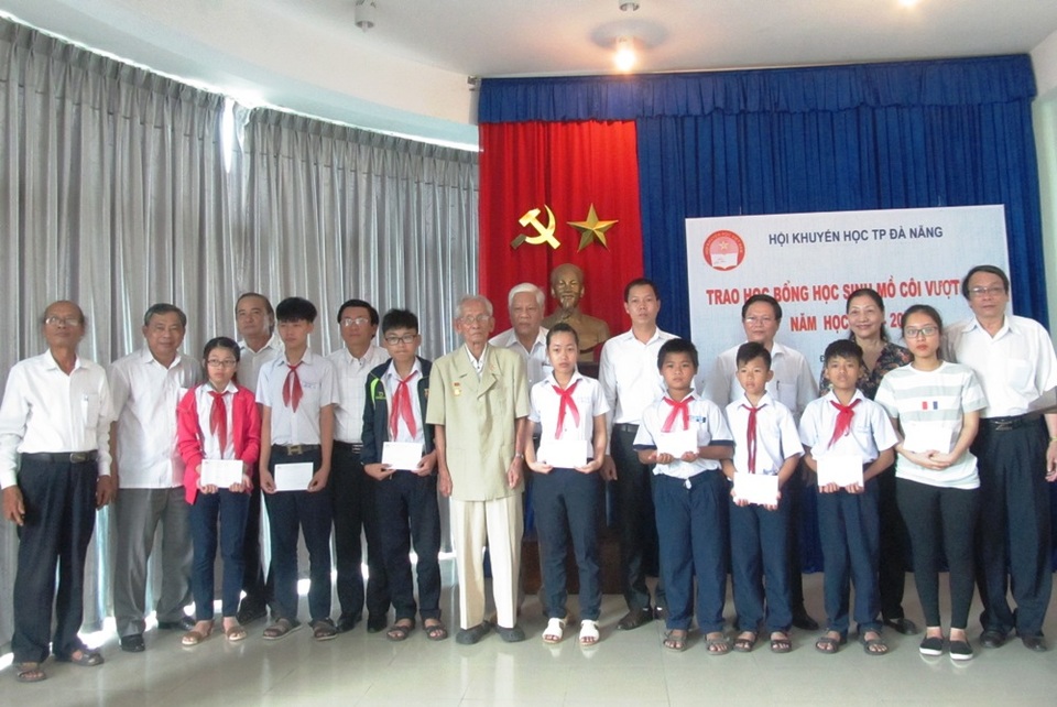 Đà Nẵng: Trao học bổng đến 25 học sinh mồ côi - 1 Các em học sinh vừa được trao học bổng khuyến học do gia đình hai nhà lão thành cách mạng ủng hộ nhân kỷ niệm 42 năm Ngày thống nhất đất nước