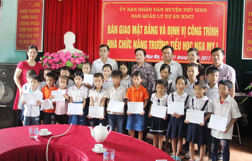 Khởi công xây dựng công trình phòng học Dân trí thứ 15 tại Thái Nguyên - 3 Hội Khuyến học Việt Nam trao 20 suất học bổng, mỗi suất trị giá 500 nghìn đồng cho 20 học sinh nghèo học giỏi của Trường tiểu học Nga My I.