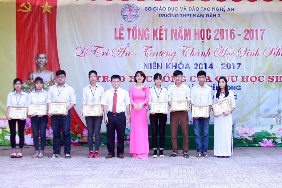 Hơn 110 triệu đồng học bổng cho học sinh vùng ngập lũ - 1 Trao học bổng cho các học sinh đạt giải tại kỳ thi Học sinh giỏi tỉnh Nghệ An năm học 2016-2016.