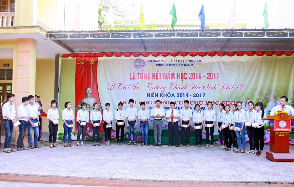 Hơn 110 triệu đồng học bổng cho học sinh vùng ngập lũ - 2 58 học sinh nghèo vượt khó được nhận học bổng từ các cựu học sinh Trường THPT Nam Đàn 2