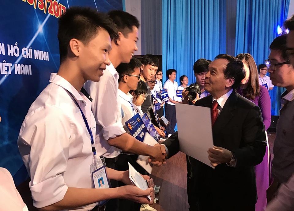 Trao 10 tỉ đồng cho Quỹ nghiên cứu khoa học giúp học sinh THPT sáng tạo - 1 Cuộc thi Khoa học kỹ thuật cấp Quốc gia dành cho học sinh Trung học năm 2017 khu vực phía Nam có 373 học sinh tham gia