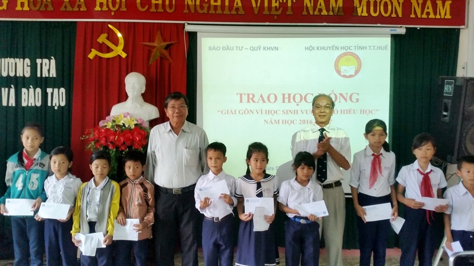 Trao 70 suất học bổng giải Gôn "Vì học sinh vượt khó hiếu học" - 3 Những suất học bổng đã được trao tận tay đến các em học sinh