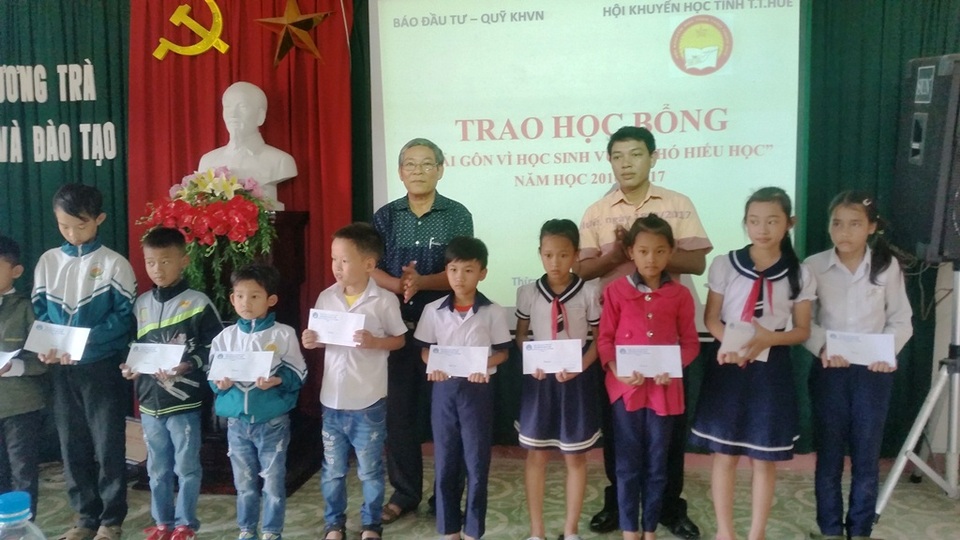 Trao 70 suất học bổng giải Gôn "Vì học sinh vượt khó hiếu học" - 2 Ông Trương Văn Đới, Trưởng phòng Giáo dục và Đào tạo Thị xã Hương Trà (áo xanh) cùng trao học bổng cho học sinh