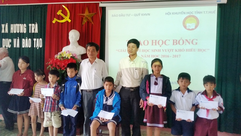 Trao 70 suất học bổng giải Gôn "Vì học sinh vượt khó hiếu học" - 4 Các em học sinh, có em học sinh tàn tật (áo xanh ở giữa) tươi cười rạng rỡ khi nhận được học bổng