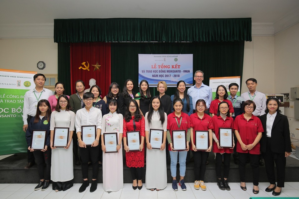 Trao học bổng đến sinh viên khoa Công nghệ Sinh học - Học viện Nông nghiệp Việt Nam - 1 Lễ tổng kết và trao học bổng Monsanto - VNUA năm học 2017 - 2018 diễn ra tại Học viện Nông nghiệp Việt Nam ngày 6/11.