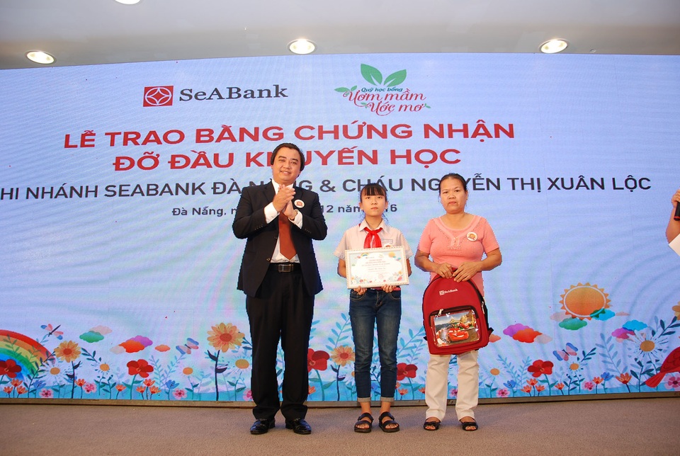 Cùng SeABank bay cao những ước mơ tri thức - 1
Đại diện SeABank trao học bổng Ươm mầm ước mơ cho học sinh nghèo hiếu học tại Đà Nẵng