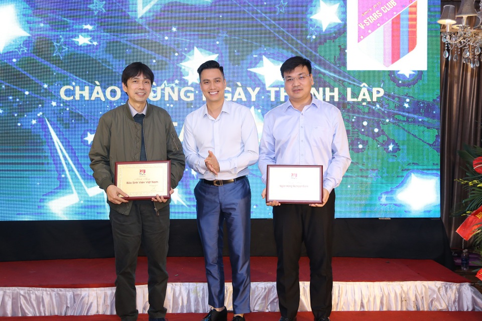 Diễn viên Việt Anh (Giám đốc điều hành CLB) cho biết, CLB V-Stars được thành lập cách đây 2 năm, xuất phát từ ý tưởng của các anh em nghệ sĩ phía Bắc muốn có một sân chơi mà thông qua thể thao, có thể đóng góp một phần nào vào các hoạt động xã hội.