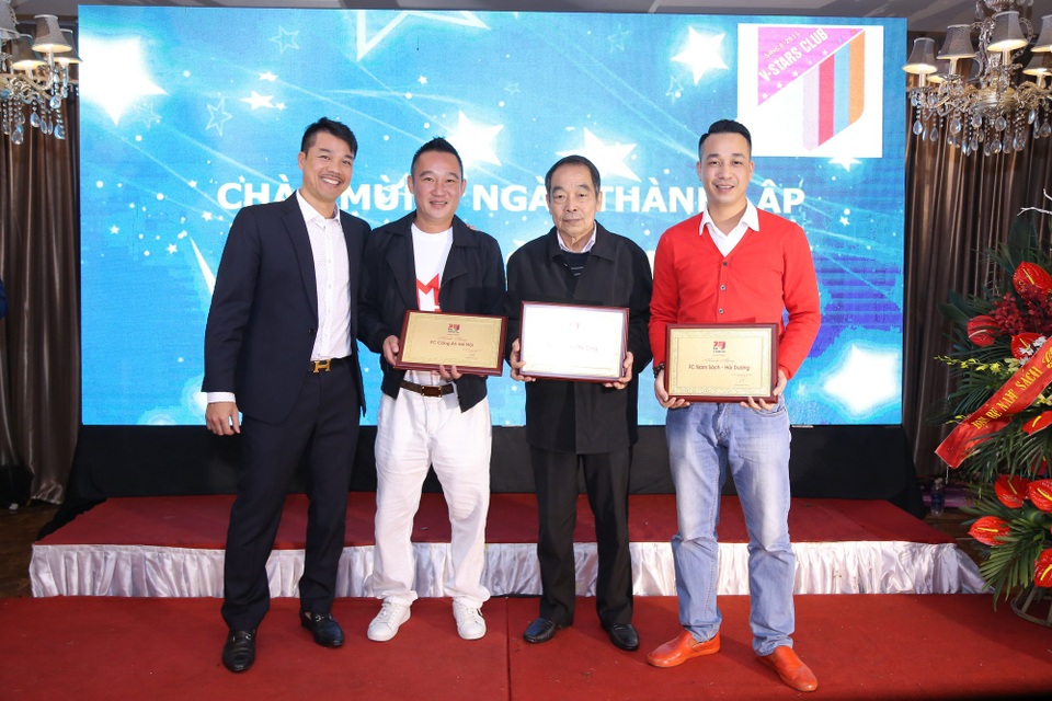 Trao kỉ niệm chương cho các đơn vị đã đồng hành với V-Stars.