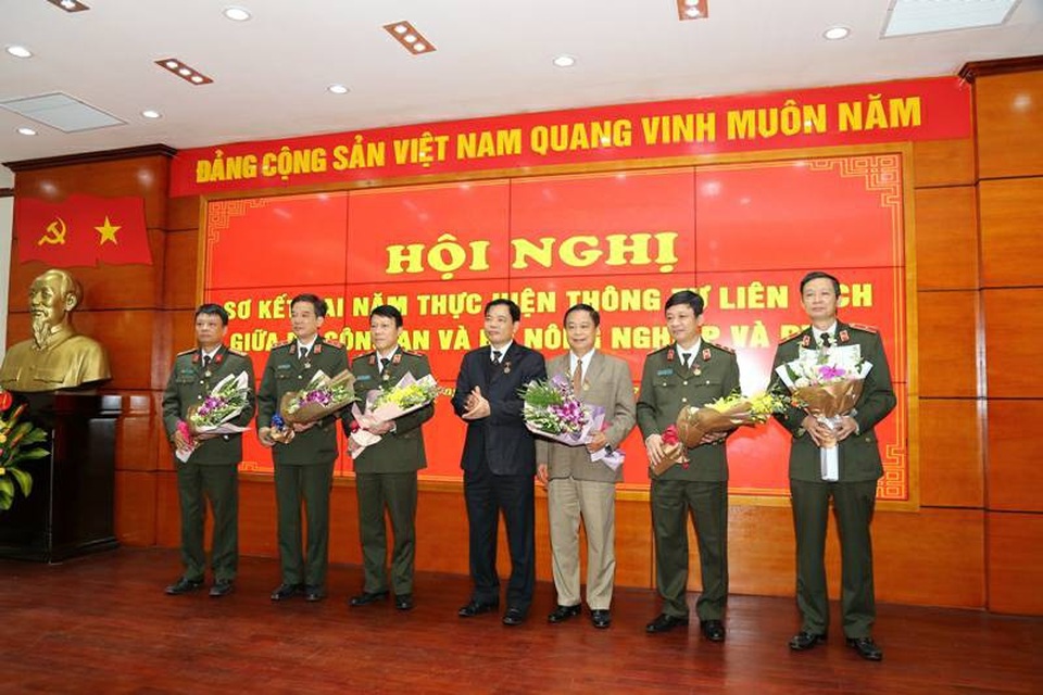 Bộ Nông nghiệp và Bộ Công an cùng xử lý nhiều vụ vi phạm gây thiệt hại hàng nghìn tỷ đồng - 5 Bộ trưởng Bộ NN&PTNT Nguyễn Xuân Cường (giữa) cũng đã trao tặng Kỷ niệm chương Vì sự nghiệp phát triển Nông nghiệp Nông thôn và Bằng khen Bộ trưởng Bộ NN&PTNT cho các tập thể, cá nhân có thành tích thuộc Bộ Công an.