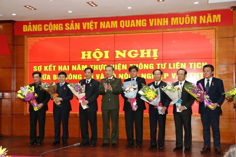 Bộ Nông nghiệp và Bộ Công an cùng xử lý nhiều vụ vi phạm gây thiệt hại hàng nghìn tỷ đồng - 4 Bộ trưởng Bộ Công an Tô Lâm đã trao Kỷ niệm chương Bảo vệ An ninh Tổ quốc cho các cá nhân, tập thể có thành tích thuộc Bộ NN&PTNT.