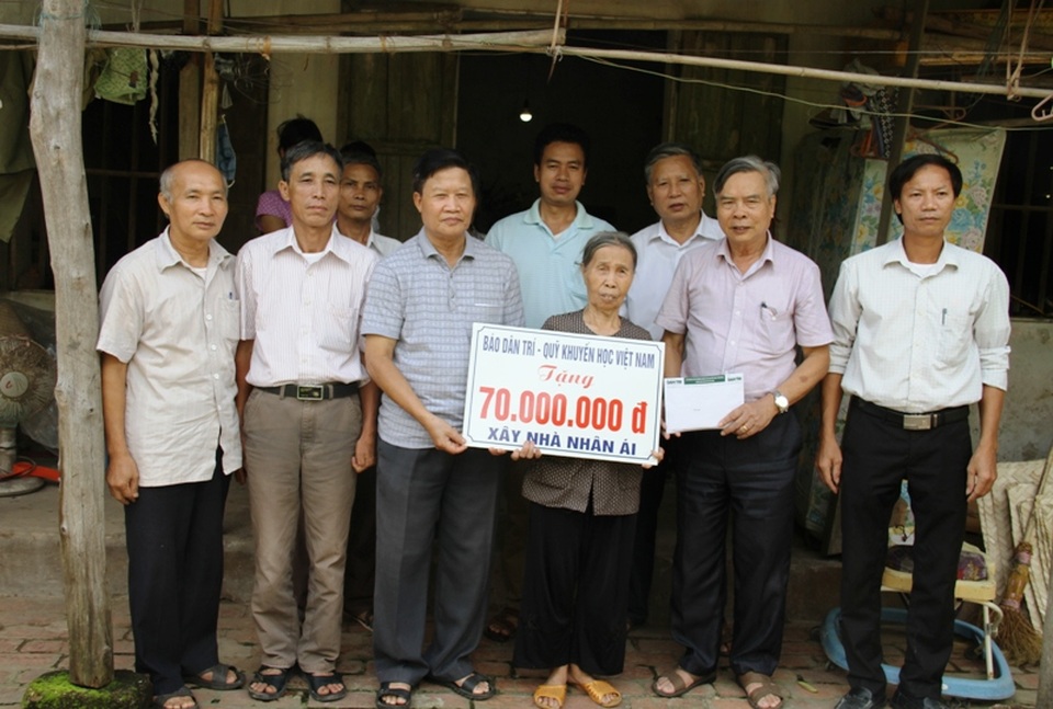 Trao 70 triệu đồng xây nhà Nhân ái đến gia đình cựu chiến binh Nguyễn Xuân Trường - 1 Lãnh đạo Hội Khuyến học tỉnh Hà Nam thay mặt Báo Dân trí - Quỹ Khuyến học Việt Nam trao tặng 70 triệu đồng đến gia đình bà Nguyễn Thị Thịnh