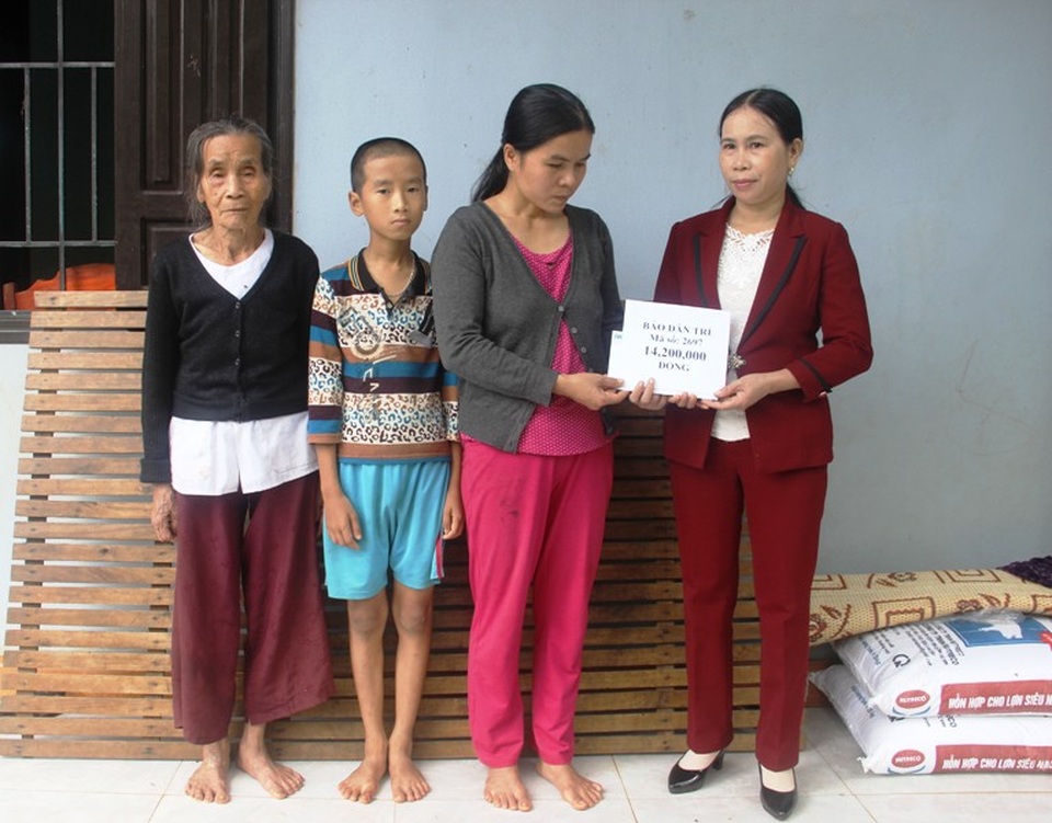 Quảng Trị: Trao hơn 14 triệu đồng đến người đàn ông nguy kịch vì bệnh ung thư phổi - 2 Bà Lê Thị Huệ - Phó Chủ tịch HĐND xã Gio Phong trao số tiền 14.200.000 đồng của bạn đọc giúp đỡ gia đình