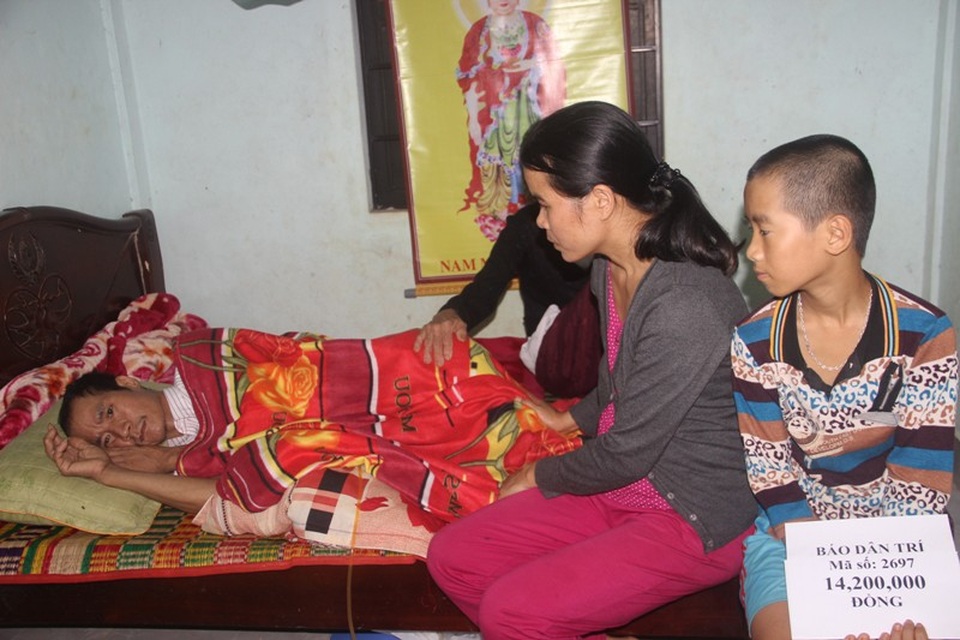 Quảng Trị: Trao hơn 14 triệu đồng đến người đàn ông nguy kịch vì bệnh ung thư phổi - 3 Anh Cảnh đã bị liệt nửa thân dưới nên chỉ nằm một chỗ