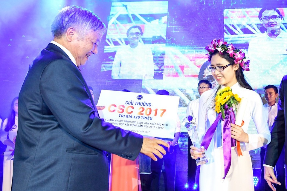 Nữ sinh xuất sắc Đại học Xây dựng nhận giải thưởng CSC 2017 trị giá 120 triệu đồng - 1 Ông Đào Ngọc Thanh - Chủ tịch Quỹ CSC - Chủ tịch HĐTV Cotana Group trao phần thưởng cho người chiến thắng Vũ Thị Hồng Nhung.