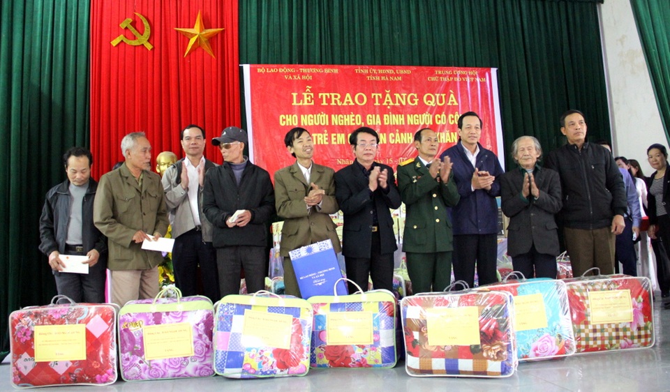 Bộ trưởng Đào Ngọc Dung: Tặng quà đối tượng chính sách ở Nhân Mỹ, Hà Nam - 1
Bộ trưởng Đào Ngọc Dung và lãnh đạo tỉnh Hà Nam tặng quà tới các đối tượng chính sách ở Nhân Mỹ.