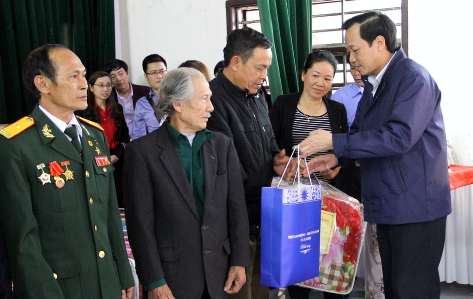 Bộ trưởng Đào Ngọc Dung: Tặng quà đối tượng chính sách ở Nhân Mỹ, Hà Nam - 2
Bộ trưởng Đào Ngọc Dung trao quà tới người cao tuổi Nhân Mỹ, Lý Nhân, Hà Nam.