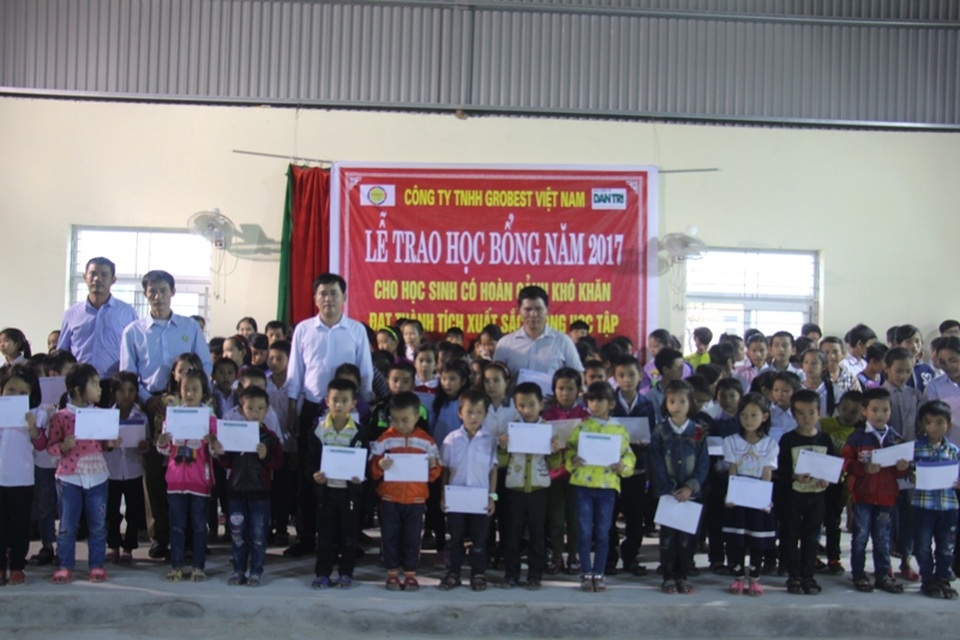 Trao 240 suất học bổng của Grobest Việt Nam đến học sinh nghèo học giỏi Hà Tĩnh - 2 Đại diện công ty TNHH Grobest Việt Nam trao học bổng cho các em học sinh Trường Tiểu học và THCS Kỳ Nam