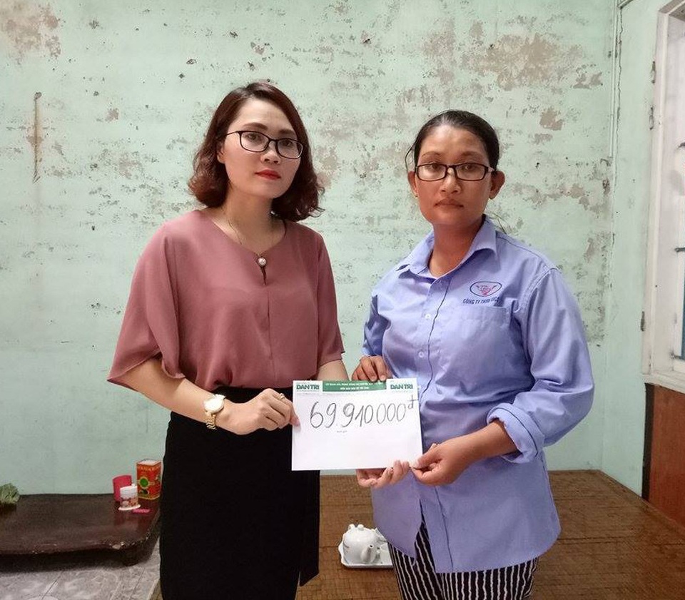 Gần 70 triệu đồng đến với người vợ có chồng bệnh hiểm nghèo - 1 PV Dân trí trao quà bạn đọc đến chị Huyền