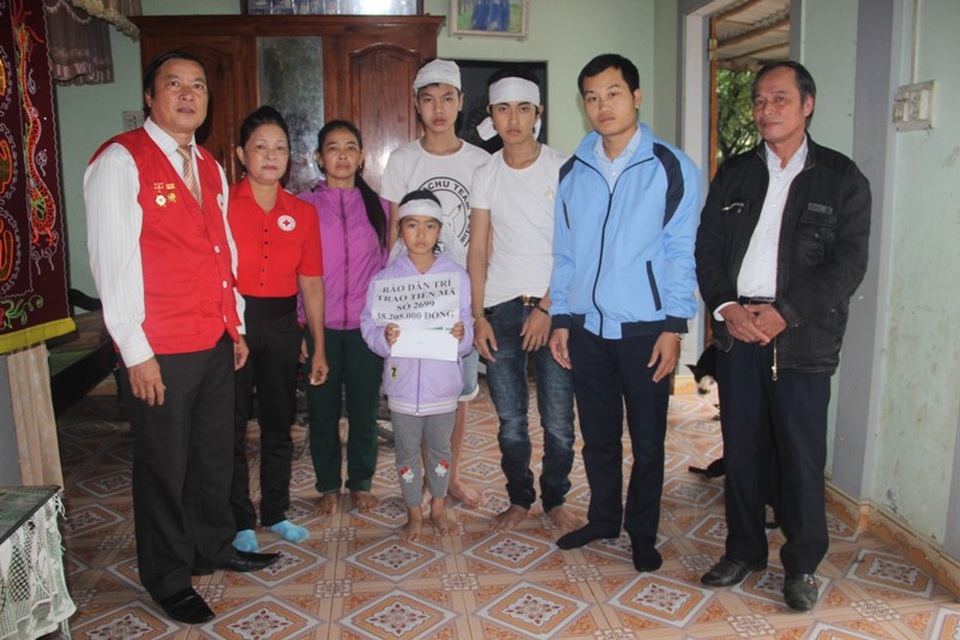 Quảng Trị: Trao gần 40 triệu đồng đến 3 anh em mồ côi cả cha lẫn mẹ - 3 Anh em cháu Hiếu xúc động trước sự quan tâm của bạn đọc