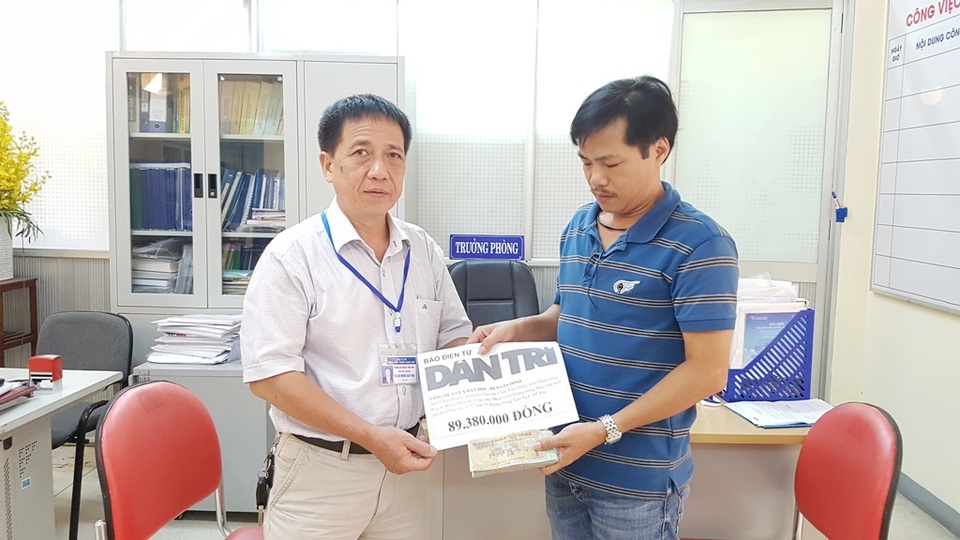 Trao hơn 89 triệu đến gia đình chàng trai không có cha mẹ vừa qua đời vì viêm não - 1 Anh Châu Phước Thuyền, chú ruột em Dũng nhận quà nhân ái báo Dân trí