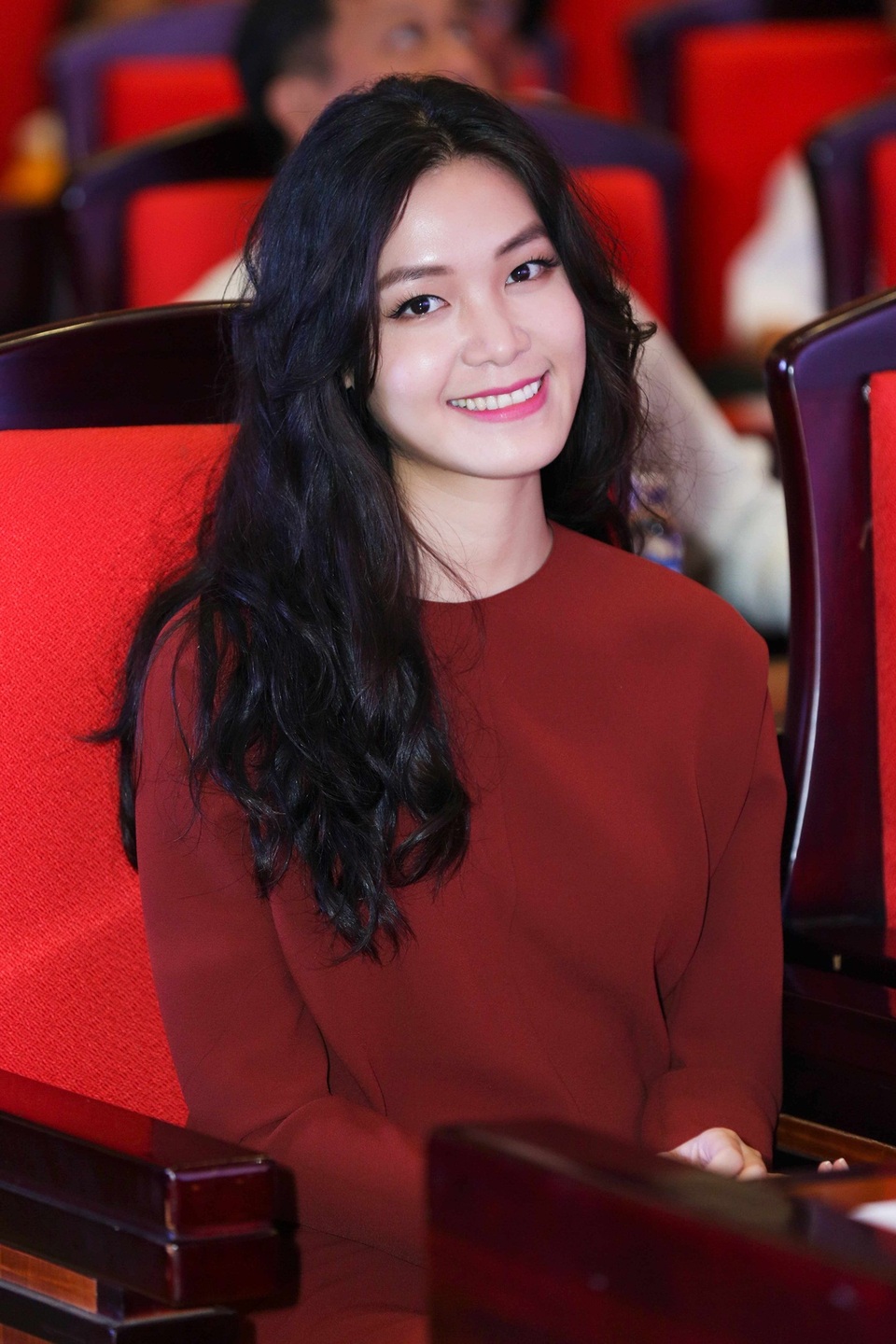 HH Thùy Dung, Ngọc Thanh Tâm cùng dàn sao giúp trò nghèo Đắk Nông - 1 Đi từ sáng sớm và về ngay giữa đêm khuya nhưng Hoa hậu Thùy Dung không hề cảm thấy mệt.