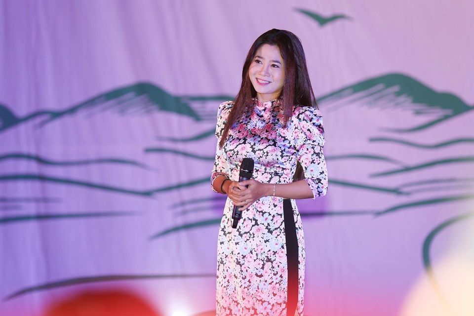 HH Thùy Dung, Ngọc Thanh Tâm cùng dàn sao giúp trò nghèo Đắk Nông - 6 Diễn viên Mai Phương góp mui bằng một tiết mục văn nghệ.