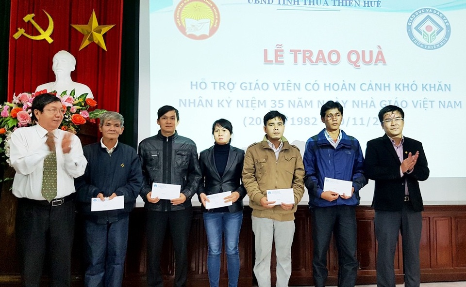 Trao quà hỗ trợ cho giáo viên Thừa Thiên Huế bị thiệt hại do lũ - 1 Ông Nguyễn Văn Mễ, Chủ tịch Hội Khuyến học tỉnh Thừa Thiên Huế (trái) trao quà cho các giáo viên khó khăn do lũ lụt