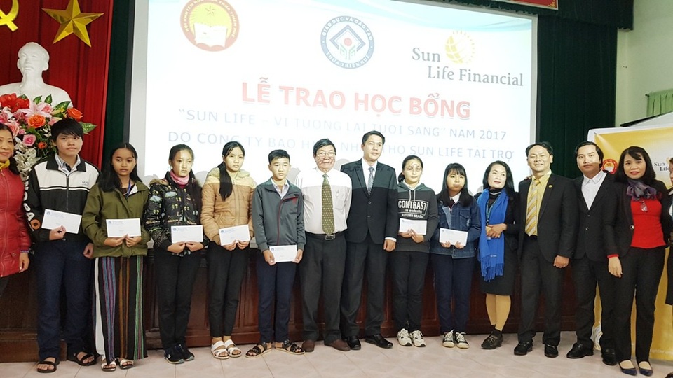 Trao quà hỗ trợ cho giáo viên Thừa Thiên Huế bị thiệt hại do lũ - 2 Các học sinh nhận học bổng