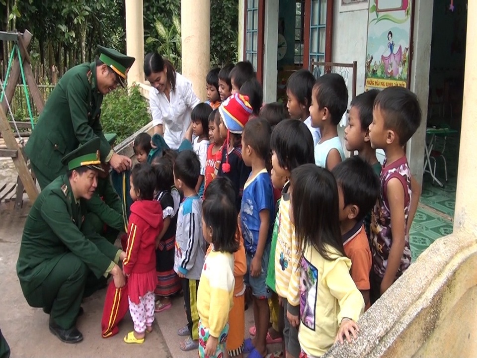Giữ vững cột mốc chủ quyền, đảm bảo an ninh vùng biên giới - 3 Thăm hỏi, tặng quà cho các cháu học sinh mầm non