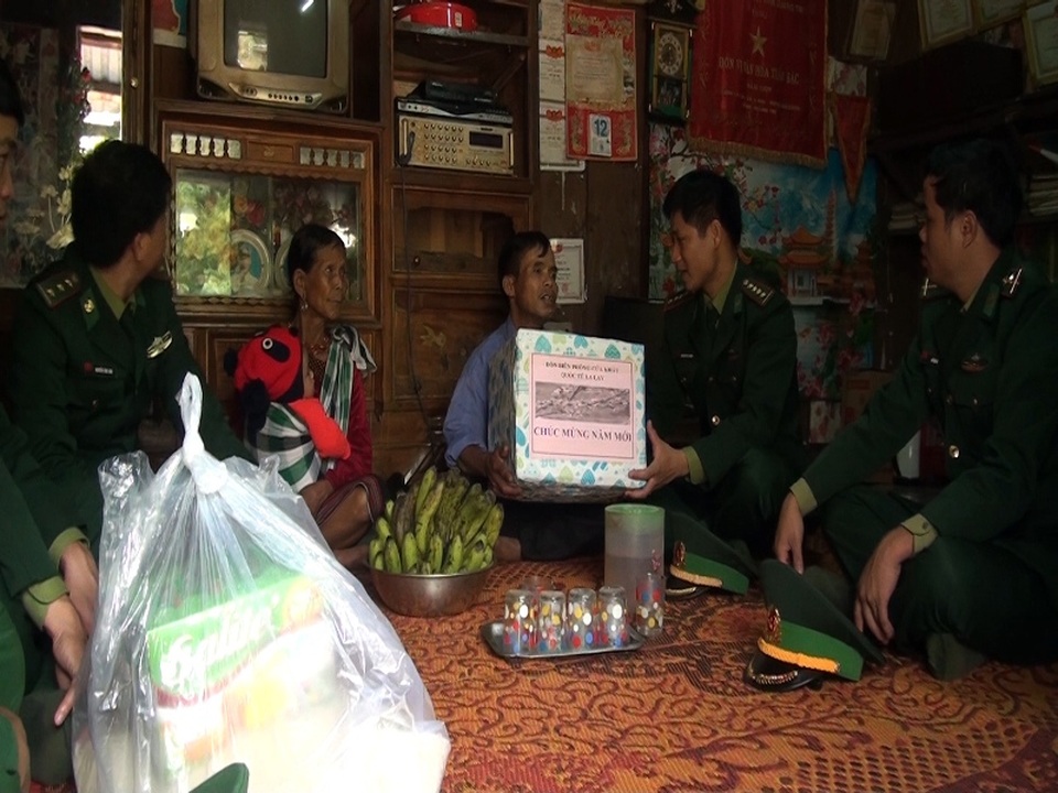 Giữ vững cột mốc chủ quyền, đảm bảo an ninh vùng biên giới - 2 Đại diện Đồn Biên phòng La Lay tặng quà cho các hộ dân dịp Tết