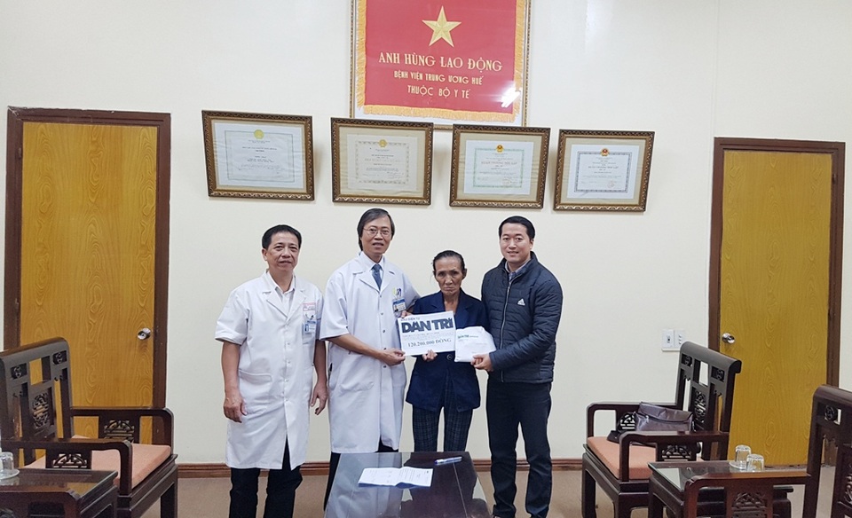 Trao hơn 120 triệu đồng đến bà ngoại chăm con, cháu ung thư giai đoạn cuối - 2 PGS.TS. Nguyễn Duy Thăng, Phó Giám đốc Bệnh viện Trung ương Huế (thứ 2 từ trái qua) thay mặt báo trao quà nhân ái đến bà Cúc