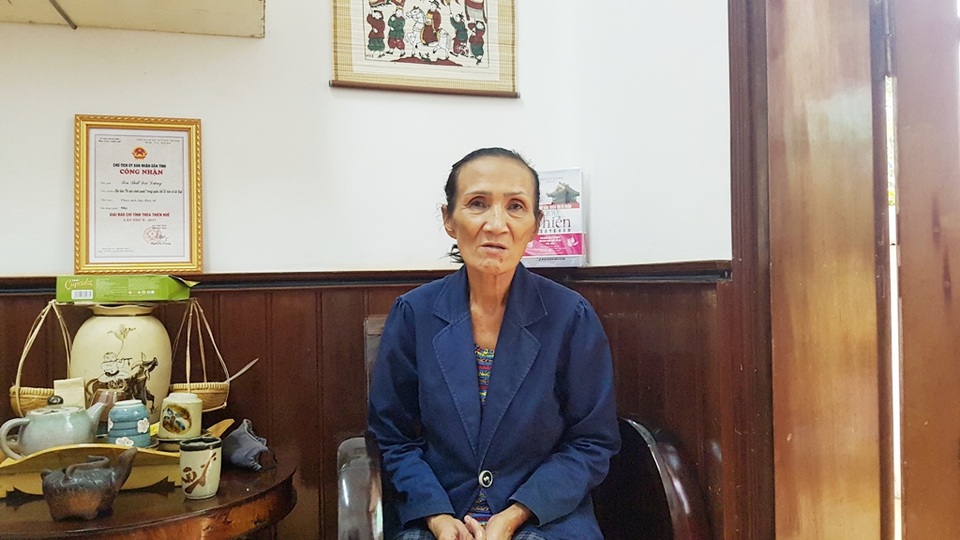 Trao hơn 120 triệu đồng đến bà ngoại chăm con, cháu ung thư giai đoạn cuối - 1 Bà Cúc gửi lời cảm ơn đến mọi người