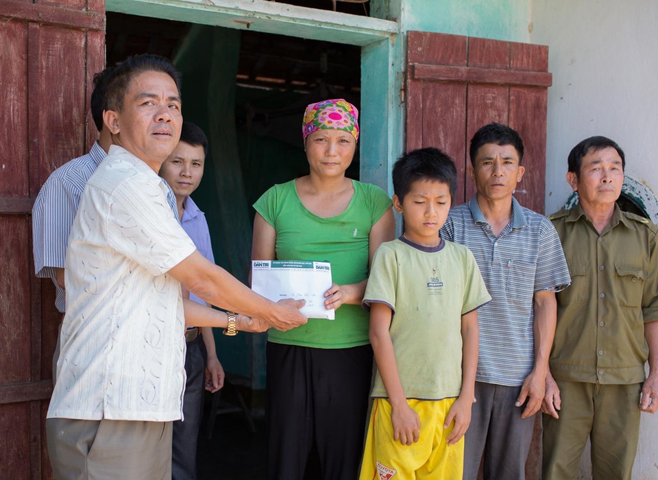 Thay mặt các tấm lòng hảo tâm thông qua Quỹ Nhân ái Báo Dân trí, ông Đinh Văn Dương - Chủ tịch UBND xã Phúc Thành trao số tiền hơn 160 triệu đồng đến gia đình chị Phan Thị Lợi