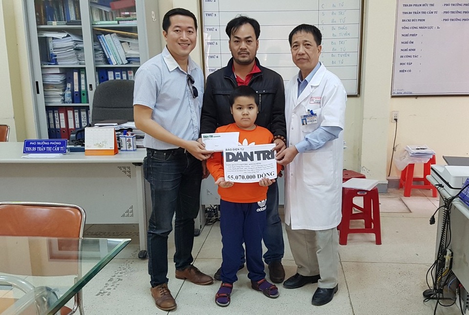 Trao hơn 55 triệu đồng đến gia đình kiệt quệ vì con ung thư máu dòng tủy - 1 Đại diện báo Dân trí (trái) và Bệnh viện Trung ương Huế (phải) trao quà nhân ái cho gia đình anh Trường tại Bệnh viện Trung ương Huế