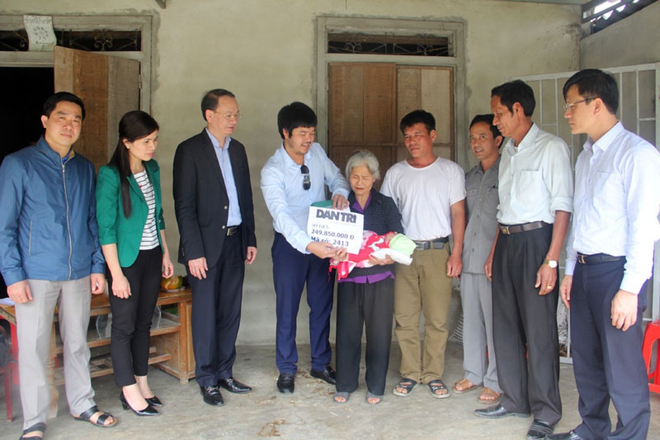 Gần 250 triệu đồng đến với cụ bà "xin từng ngụm sữa nuôi cháu" - 3 PV Dân trí, cùng ông Phan Tấn Linh - Giám đốc Sở Thông tin truyền thông tỉnh Hà Tĩnh. chủ tịch UBND huyện Vũ Quang Trinh Văn Ngọc, đại diện xã Hương Minh trao số tiền 249,850,000 đồng cho bà Hoài, bà ngoại của bé Quý.