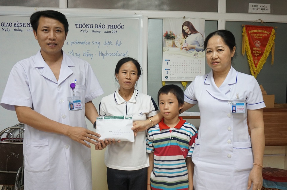 Hơn 120 triệu đến với cháu bé mồ côi cha mắc bệnh viêm tủy ngang - 1 Bác sỹ Hồ Đăng Mười - Trưởng khoa Thần kinh, phục hồi chức năng Bệnh viện Sản Nhi Nghệ An trao số tiền bạn đọc Báo Dân trí ủng hộ đến mẹ con chị Nguyễn Thị Hiển